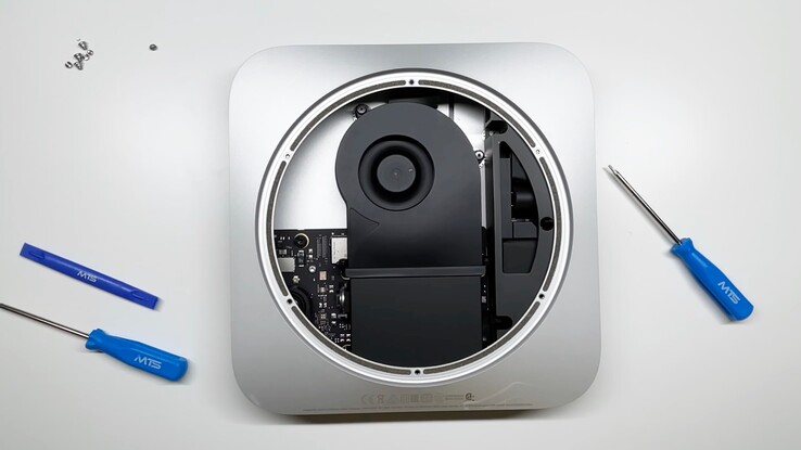 Öffnet man das Gehäuse des M1 Mac Mini, so findet man viel freien Platz. (Bild: Brandon Geekabit, YouTube)