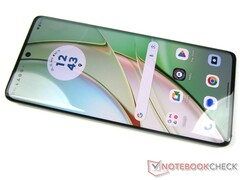 Ein paar Monate nach Release ist das Motorola Edge 40 bereits unter die 400-Euro-Grenze gefallen (Bild: Manuel Masiero)