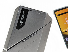 Das Asus ROG Phone 6D Ultimate kommt mit einer besonders aufwändigen Verpackung in Zylinderform und bringt auch den optionalen Kühler mit.