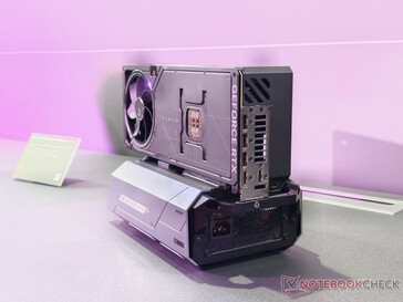 Die Grafikkarte wird über den BTF-Anschluss mit Energie versorgt (Bildquelle: Asus)