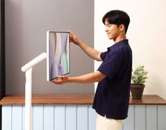 Samsung kombiniert den Smart Monitor M7 mit einem vielseitigen Standfuß. (Bildquelle: Samsung)