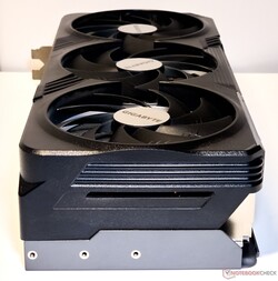Die dreifachen WindForce Lüfter der RTX 4080 Super Gaming OC können unter Umständen spürbar laut werden unter Stress