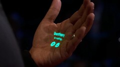 Humane projiziert die Benutzeroberfläche kurzerhand auf die Hand, und kommt so ohne Bildschirm aus. (Bild: Humane / TED)