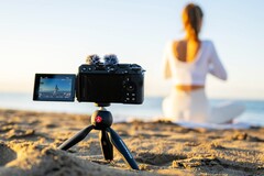 Die Nikon Z30 präsentiert sich als besonders kompakte Vlogging-Kamera. (Bild: Nikon)