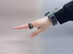 Ein Bild des picoRing inklusive Armband (Bildquelle: die Forscher, bearbeitet)