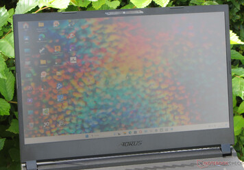 Das Aorus 15 im Freien.