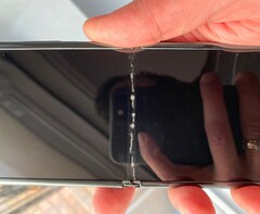 Autsch: Einmal aufgeklappt und schon an der Falte gebrochen: Das ultradünne Glas im Galaxy Z Flip.