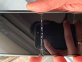 Autsch: Einmal aufgeklappt und schon an der Falte gebrochen: Das ultradünne Glas im Galaxy Z Flip.