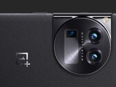 Die Hasselblad-Kamera im OnePlus 12 bekommt eine Periskop-Telefoto-Kamera, bekräftigen nun auch geleakte Renderbilder auf Basis eines Testgeräts. (Bild: Smartprix)
