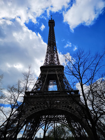 P20 Pro mit "AI-Power": Der Himmel ist hübsch, der Eiffeltower dagegen unterbelichtet. (Bild: The Verge)