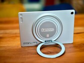 Der runde Ständer des Lenovo Tab Plus Gen 2 ist extrem flexibel nutzbar.