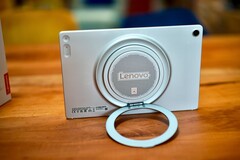 Der runde Ständer des Lenovo Tab Plus Gen 2 ist extrem flexibel nutzbar.