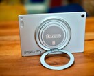 Der runde Ständer des Lenovo Tab Plus Gen 2 ist extrem flexibel nutzbar.