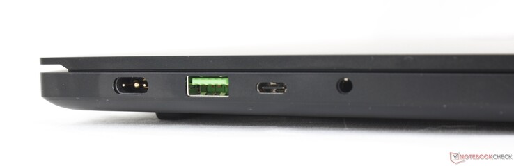 Links: Netzanschluss, USB-A 3.2 Gen. 2, USB-C 3.2 Gen. 2 mit DisplayPort 1.4 und Power Delivery, 3.5 mm Combo Audio