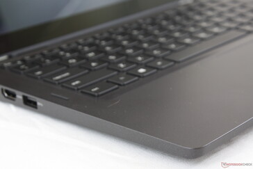 Bei der Latitude-5300-Reihe wurde das Magnesium durch Polycarbonat ersetzt. Optisch ähnelt das Chassis dem des Latitude 7390 2-in-1 jedoch stark