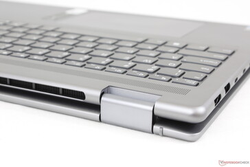 Die Lüftungsgitter befinden sich entlang der Hinterkante des Gehäuses