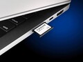 Die JetDrive Lite 330 sitzt bündig im SD-Kartenleser des Apple MacBook Pro. (Bild: Transcend)