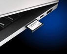 Die JetDrive Lite 330 sitzt bündig im SD-Kartenleser des Apple MacBook Pro. (Bild: Transcend)
