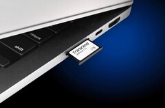 Die JetDrive Lite 330 sitzt bündig im SD-Kartenleser des Apple MacBook Pro. (Bild: Transcend)