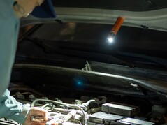 Die Olight ArkPro Ultra haftet mit ihrer magnetischen Endkappe an Stahloberflächen