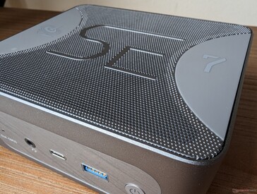 Die Oberseite ist nicht abnehmbar. Es gibt vier Farbvarianten: Orange, Grau, Grün und Schwarz