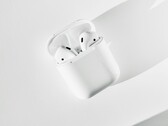 Die Apple AirPods der vierten Generation sollen ein neues Design erhalten. (Bild: Klim Musalimov)