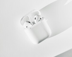 Die Apple AirPods der vierten Generation sollen ein neues Design erhalten. (Bild: Klim Musalimov)