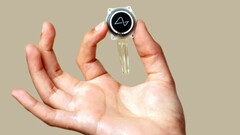 Ein Roboter platziert die 1024 Elektroden des Gehirnimplantats (Bild: Neuralink)