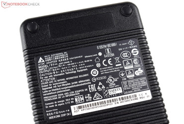 Das 330-Watt-Netzteil bringt ordentlich was auf die Waage.