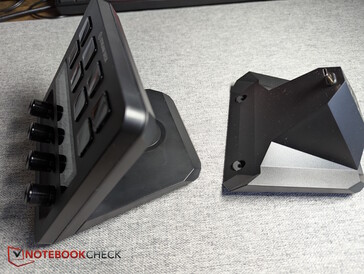 Den normalen Ständer (link) gegen das XLR Dock (rechts) tauschen