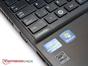 Der Kartenleser befindet sich am Rand der rechten Handballenauflage