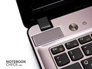 Die Scharniere sind recht weich eingestellt und können eine Nachwippen des Displays nicht verhindern.