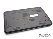 Auf der Unterseite gibt es eine Klappe durch die man auf das Innere des Notebooks zugreifen kann.