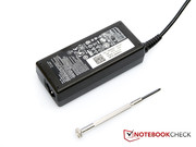 Das Netzteil ist angenehm kompakt ausgefallen.