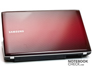 Schickes Design in schwarz-rot-schwarz.