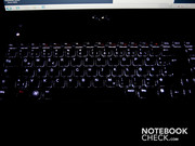Eine beleuchtete Tastatur gibt es natürlich auch.