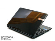 Der Displaydeckel besitzt eine Hochglanzlackierung