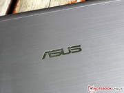 Asus-Logo auf poliertem Aluminium: