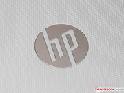 Ein silbernes HP-Logo...