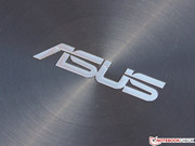 Asus-Schriftzug in gebürstetem Aluminium: