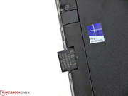 Der Cardreader ist schlecht zu ertasten und nimmt Speicherkarten auch nicht komplett auf.