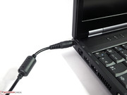 Das Netzkabel steht weit ab und sitzt etwas wackelig im Anschluss.