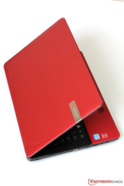 Mit seiner schwarz-roten Farbgebung sticht das...