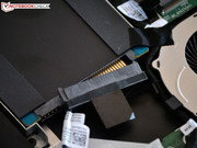 Hier wird der SATA-Anschluss von der Festplatte abgezogen.