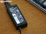 Das Netzteil liefert 65 Watt.