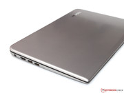 ...präsentiert sich das silbern glänzende Magnesium-Chassis.