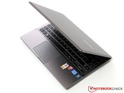 Die Optik ist geprägt von matt-silbrigem Aluminium...