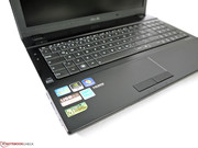 Asus versieht die Handballenablage des B53V mit einer Vielzahl an Werbeplakaten, die stark an die unzähligen Softwarebeigaben auf der Festplatte erinnern.