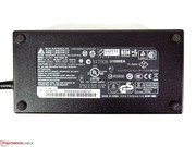 Das Netzteil liefert einen Nennleistung von 180 Watt und bietet damit genügend Spielraum zur maximalen Leistungsaufnahme von knapp 120 Watt.