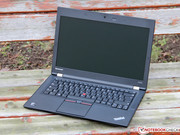 ...und setzt auf matt-schwarze Oberflächen und Retro-Look.